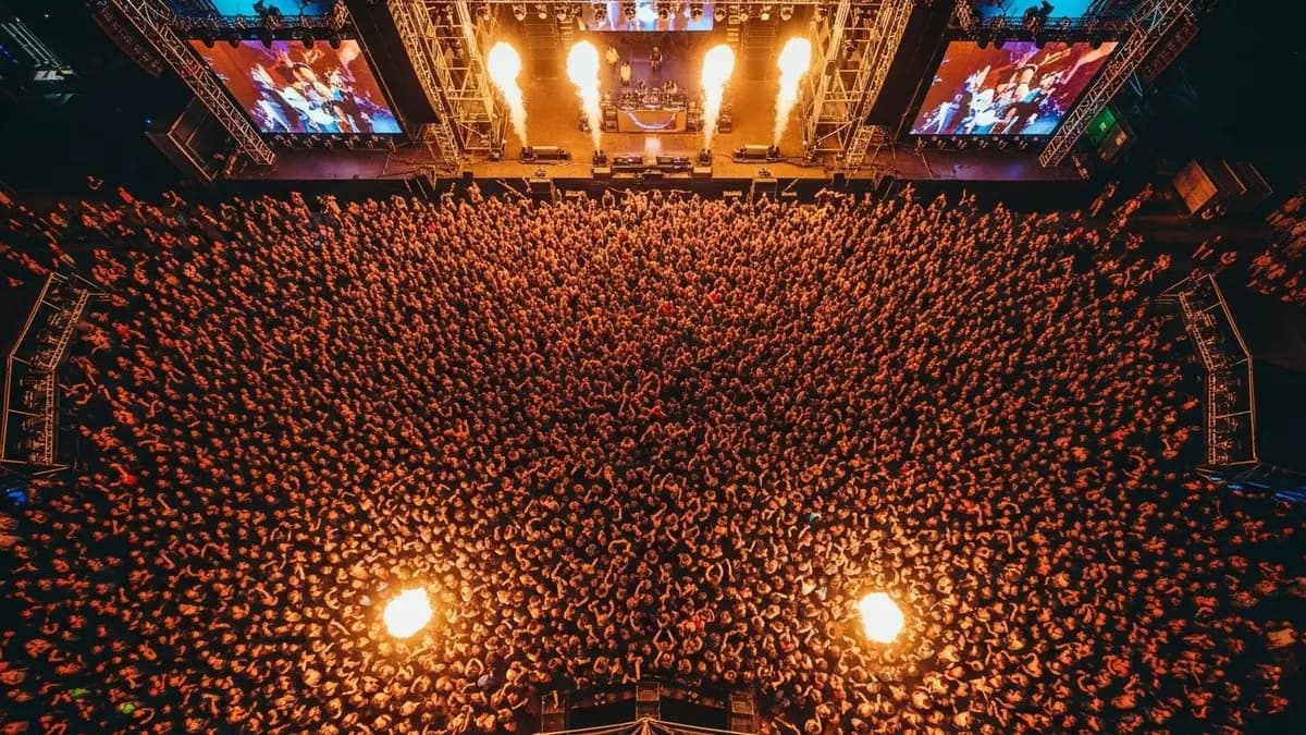 Multitud en un recital con luces de escenario