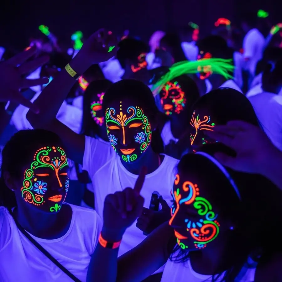 Fiesta con luz negra y maquillaje fluorescente